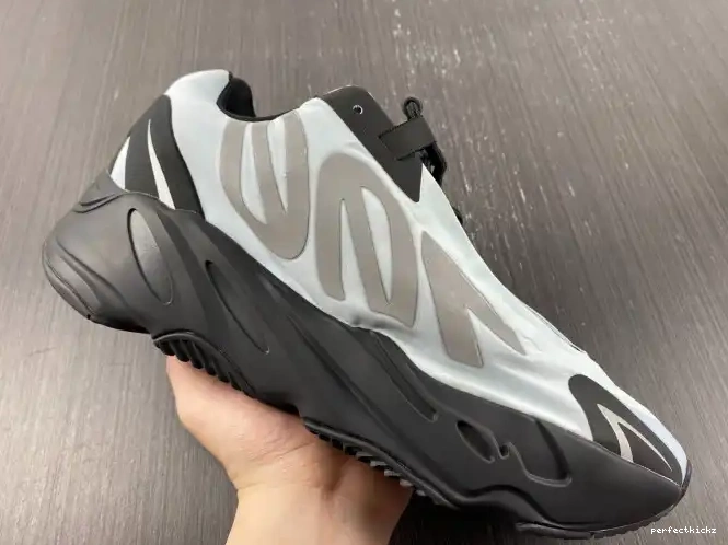 MNVN Adidas Blue Tint Boost GZ0711 700 Yeezy 0702